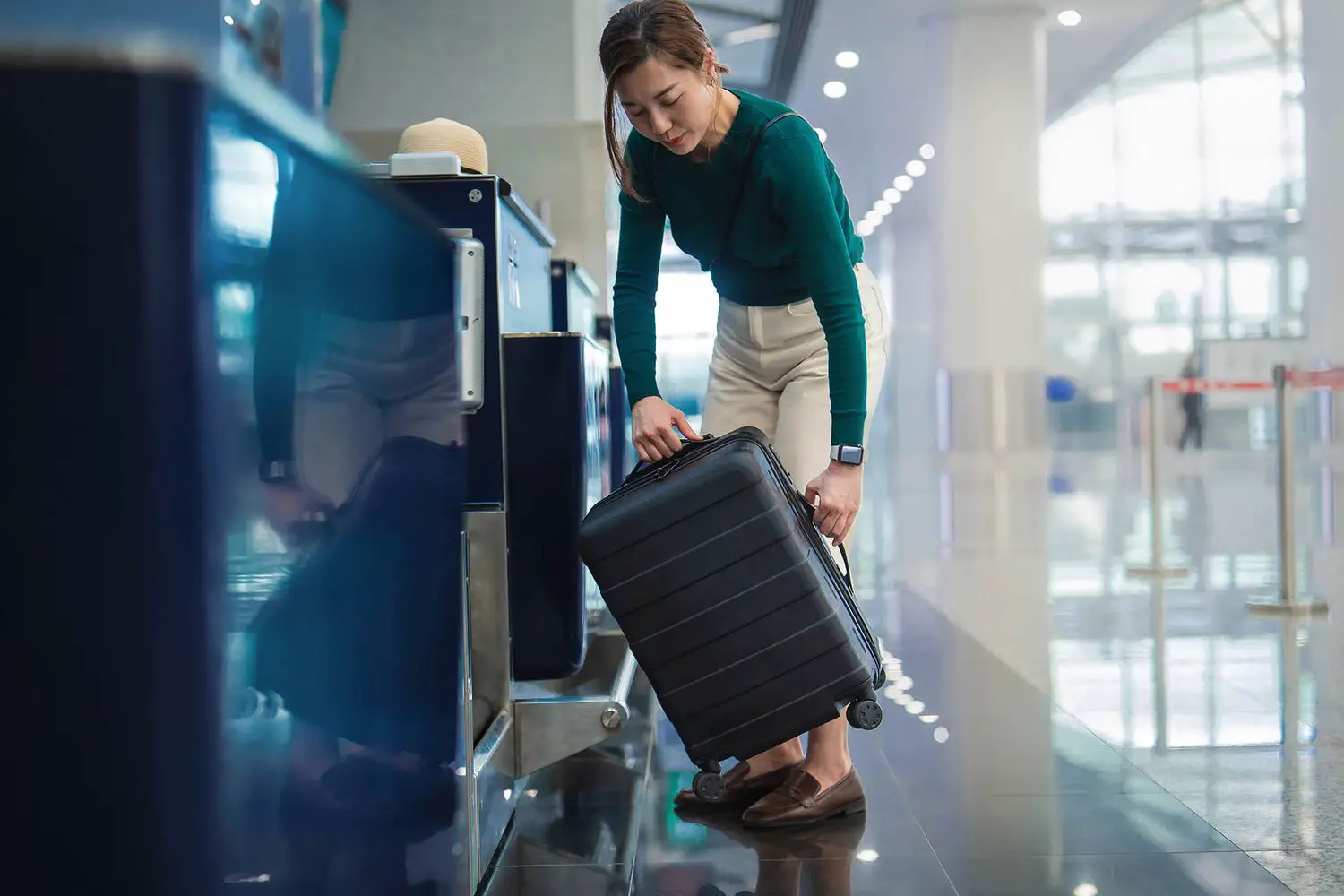 ¿Con qué anticipación puede registrar su equipaje en Frontier Airlines?