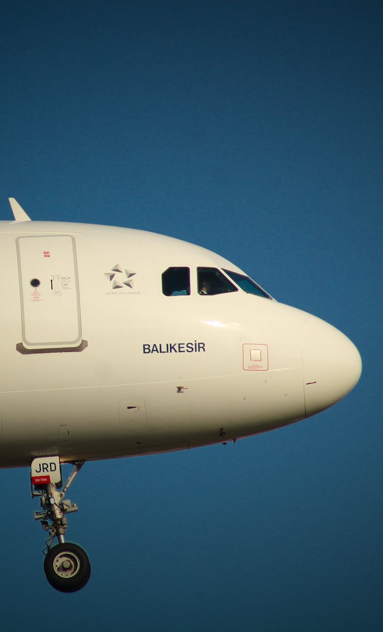 ¿Dónde se guarda el equipaje en el avión?