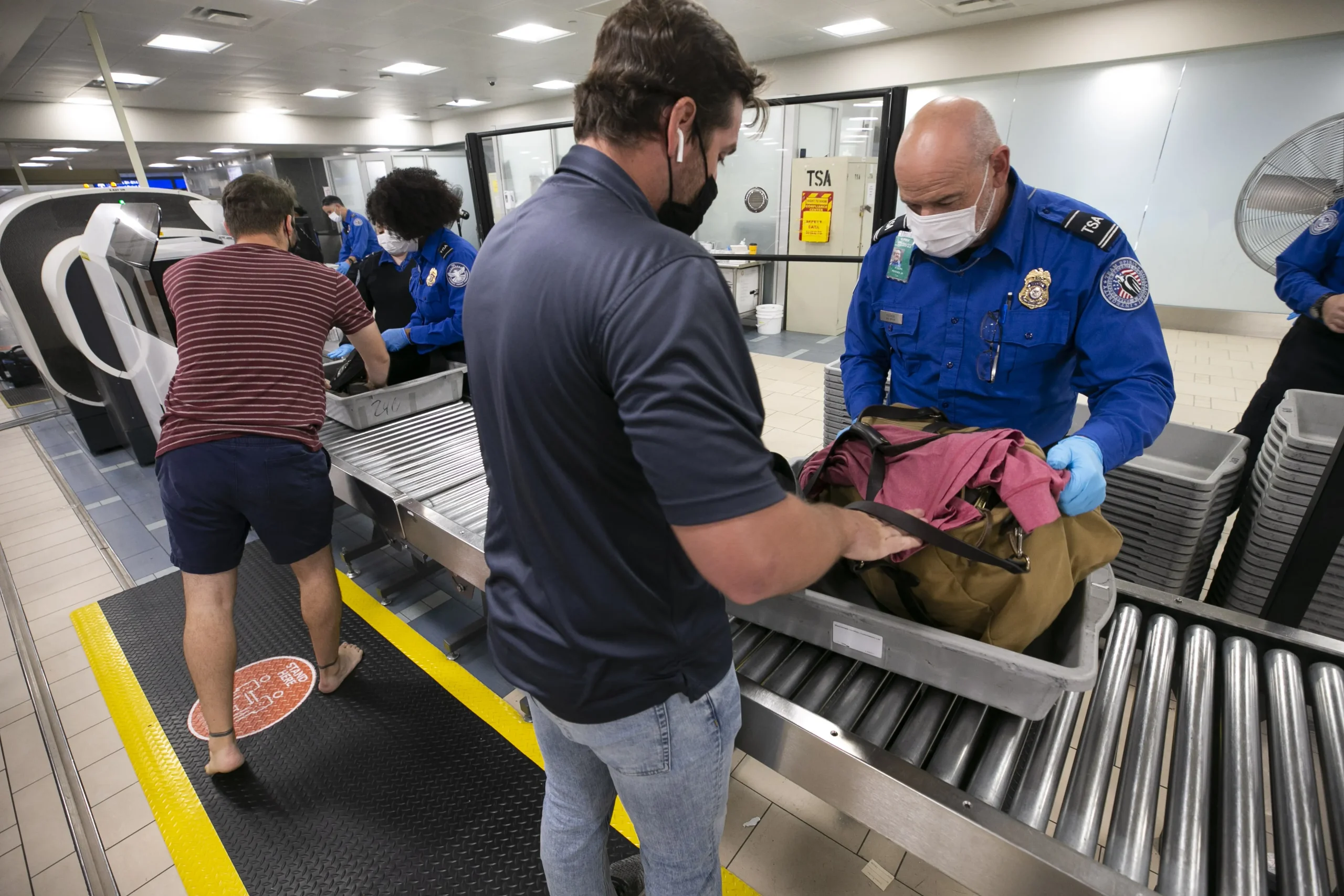 ¿Los agentes de la TSA obtienen vuelos gratis y otros beneficios de viaje?