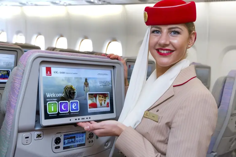 ¿Ofrece Emirates entretenimiento a bordo?