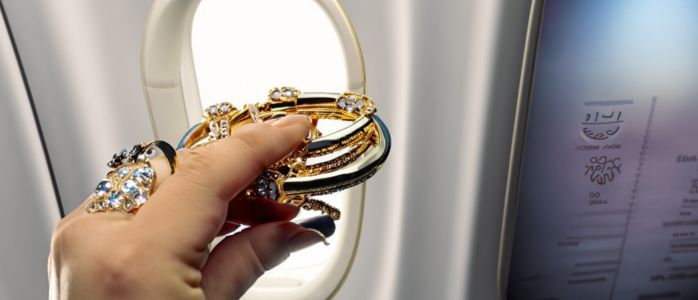 ¿Puedes llevar joyas en un avión?