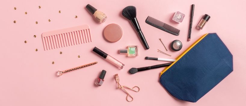 ¿Puedes llevar maquillaje en un avión?