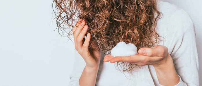 ¿Puedes llevar mousse para el cabello en un avión?