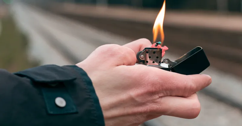 ¿Puedes llevar un encendedor Zippo en un avión? Todo lo que necesitas saber