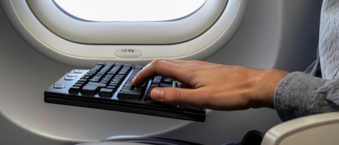 ¿Puedes llevar un teclado en un avión?