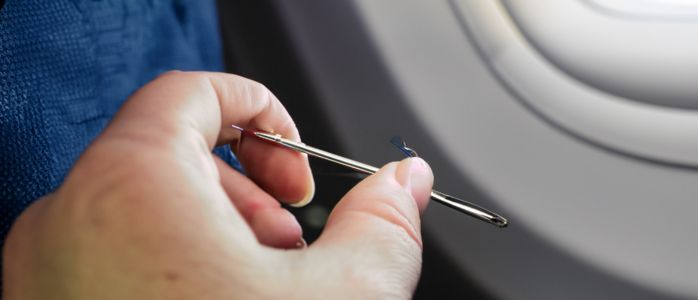 ¿Puedes llevar una aguja de coser en un avión?