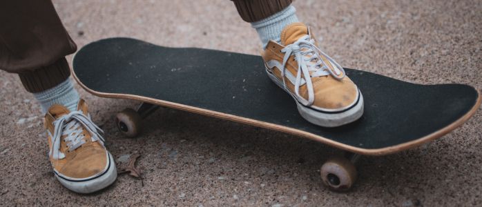 ¿Puedes llevar una patineta en un avión?