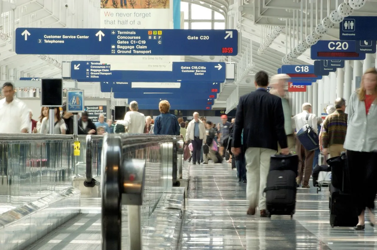 ¿Puede un inmigrante viajar en avión en Estados Unidos?