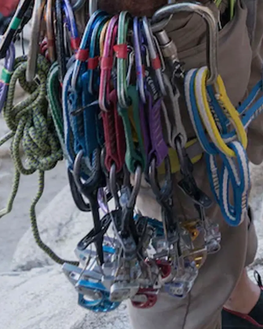 ¿Se puede llevar material de escalada en un avión? 2024