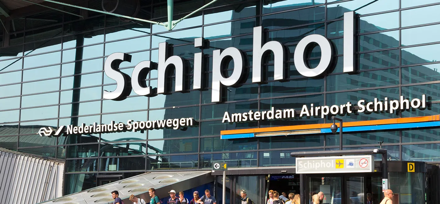 ¿Se puede salir del aeropuerto de Ámsterdam durante una escala?