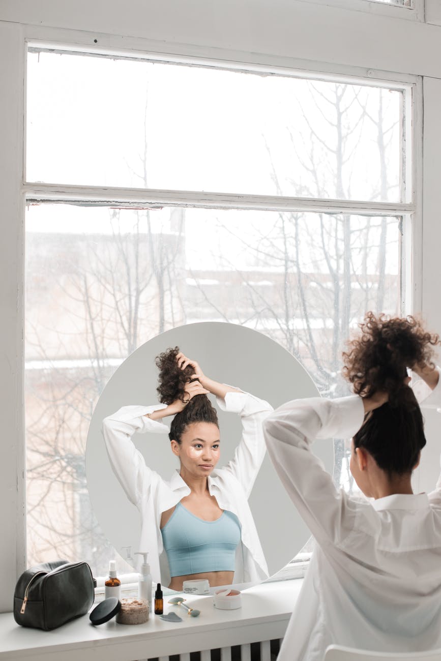 ¿Se pueden llevar productos para el cuidado del cabello en el equipaje facturado?